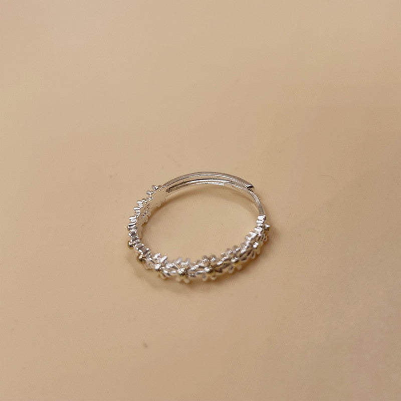 Anillo ajustable pequeño con forma de margarita, anillo de flor, anillo mini moderno, anillo delicado y sofisticado para el pulgar.