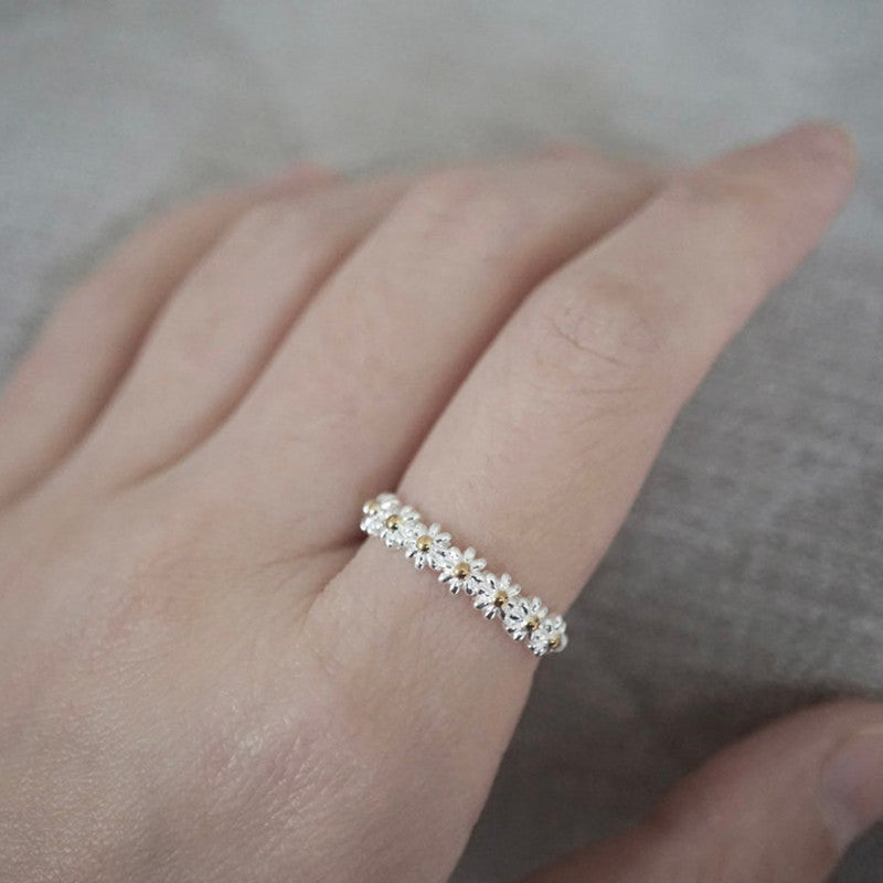 Anillo ajustable pequeño con forma de margarita, anillo de flor, anillo mini moderno, anillo delicado y sofisticado para el pulgar.