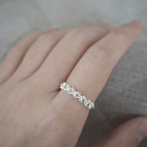 Anillo ajustable pequeño con forma de margarita, anillo de flor, anillo mini moderno, anillo delicado y sofisticado para el pulgar.
