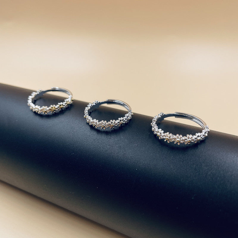 Anillo ajustable pequeño con forma de margarita, anillo de flor, anillo mini moderno, anillo delicado y sofisticado para el pulgar.