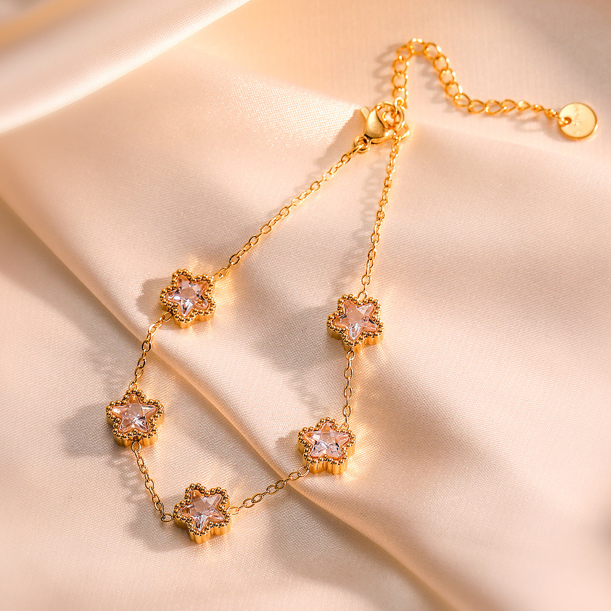 Pulsera de acero titanio con circonitas para mujer, joyería exclusiva, versátil y resistente al color.