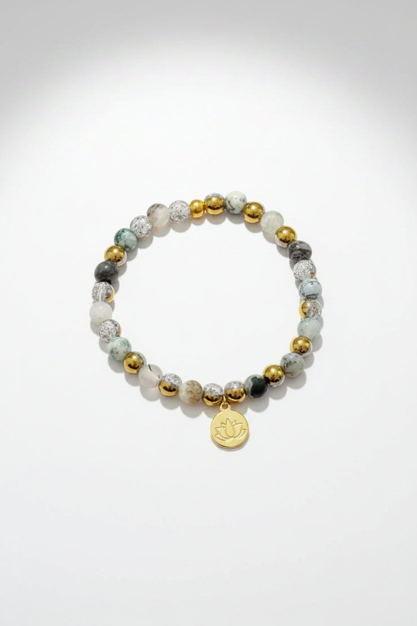 Pulsera elástica de ágata musgosa | Charm de flor de loto de 24 quilates