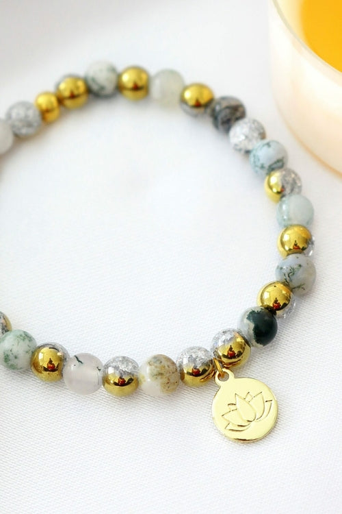 Pulsera elástica de ágata musgosa | Charm de flor de loto de 24 quilates